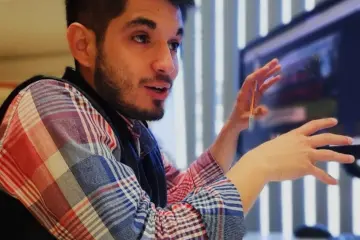 Persona conversando